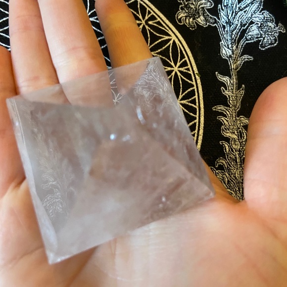 Lavender amethyst crystal pyramid - Picture 3 of 4